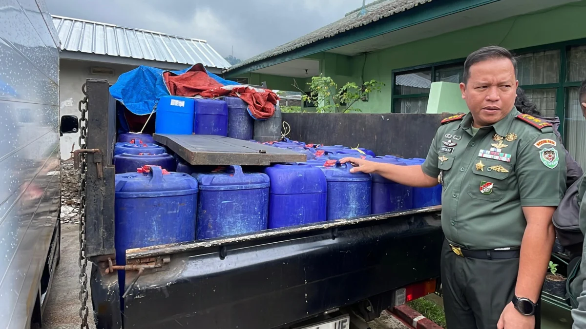 6.000 Liter Tuak Siap Edar di Kabupaten Bandung Berhasil Disita, 6 Pelaku Diamankan Dandim 0624 Kabupaten Bandung, Letkol Inf Tinton Amin Putra saat melihat ribuan jerigen minuman fermentasi jenis tiuak yang berhasil diamankan di Koramil Soreang, Kamis (6/2/2025). Foto Agi/Jabar Ekspres/
