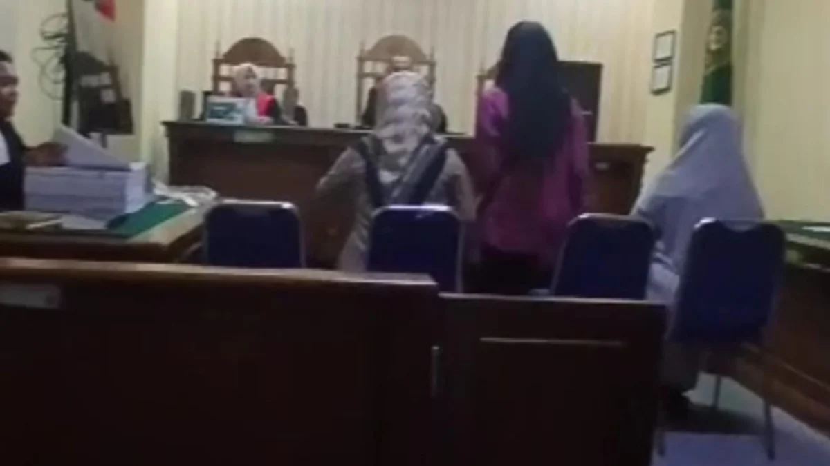 Saksi saat memberikan keterangan dalam sidang perkara dugaan penipuan berkedok arisan yang melibatkan KN (26), di Pengadilan Negeri Banjar. (Cecep Herdi/Jabar Ekspres)