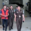 Ist. Kejati Jabar saat tetapkan 2 orang pimpinan Yayasan Margasatwa RBB dan S sebagai tersangka atas kasus dugaan tindak pidana korupsi pengelolaan Kebun Bintang Bandung. Dok. Kejati Jabar