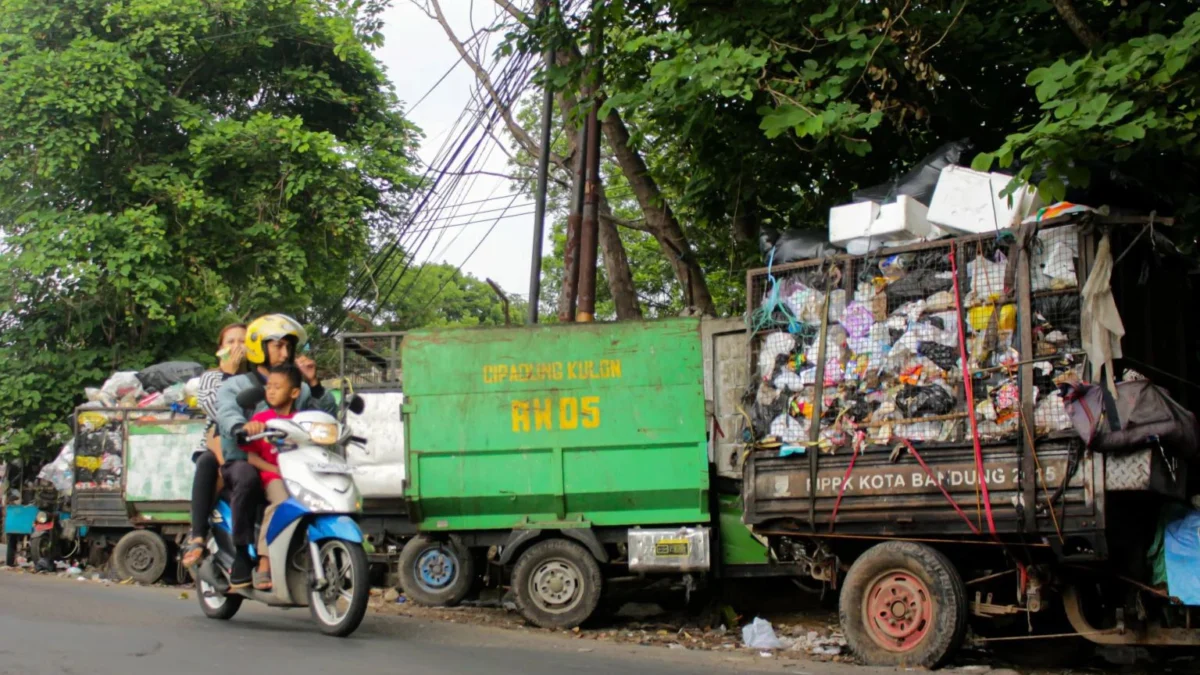 Penambahan Ritase Pembuangan Sampah Harian Kota Bandung ke TPA Sarimukti Bukan Solusi Foto ilustrasi sampah harian Kota Bandung : Pemprov Jabar resmi menambah ritase pembuangan sampah hari Kota Kembang menjadi 145 rit ke TPA Sarimukti (Jabarekspres)