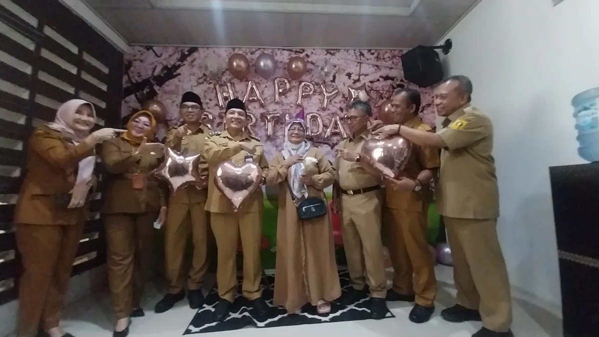 Pj Bupati Bogor, Bachril Bakri bersama jajarannya saat memberikan hadiah kecil-kecilan kepada Warga Cijujung,Ida Farida sebagai penerima manfaat program pemeriksaan kesehatan gratis di Puskesmas Cimandala, Kabupaten Bogor, pada Senin (10/2). Foto : Regi