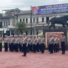 Kepolisian Resor Kota (Polresta) Bandung melaksanakan apel pasukan dalam rangka Operasi Keselamatan 2025 yang digelar di Mapolresta Bandung, Soreang, Kabupaten Bandung, Senin (10/2/2025). Foto Agi/Jabar Ekspres/
