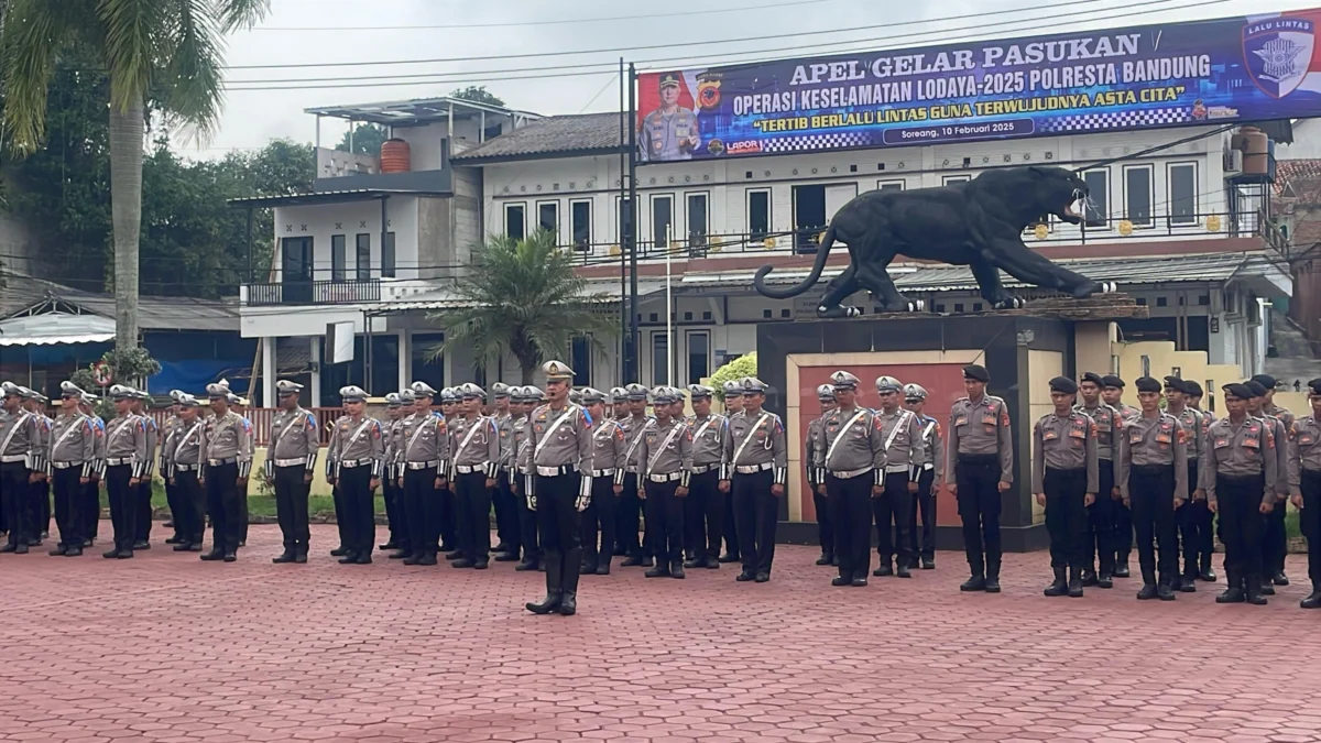Kepolisian Resor Kota (Polresta) Bandung melaksanakan apel pasukan dalam rangka Operasi Keselamatan 2025 yang digelar di Mapolresta Bandung, Soreang, Kabupaten Bandung, Senin (10/2/2025). Foto Agi/Jabar Ekspres/