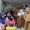 Pj Wali Kota Cimahi, Benny Bachtiar saat Meninjau Pelaksanaan Pemeriksaan kesehatan Gratis di Puskesmas Cipageran/Firman Satria/Jabar Ekspres/