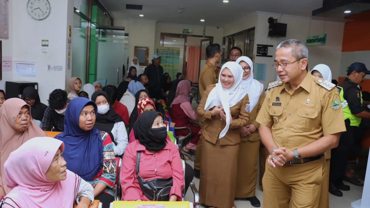Pj Wali Kota Cimahi, Benny Bachtiar saat Meninjau Pelaksanaan Pemeriksaan kesehatan Gratis di Puskesmas Cipageran/Firman Satria/Jabar Ekspres/