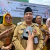 Pj Bupati Bogor saat memberikan tanggapan kepada wartawan seusai meninjau pelaksanaan pemeriksaan kesehatan gratis di Puskesmas Cimandala, Sukaraja, Kabupaten Bogor, pada Senin (10/2). Foto : Regi