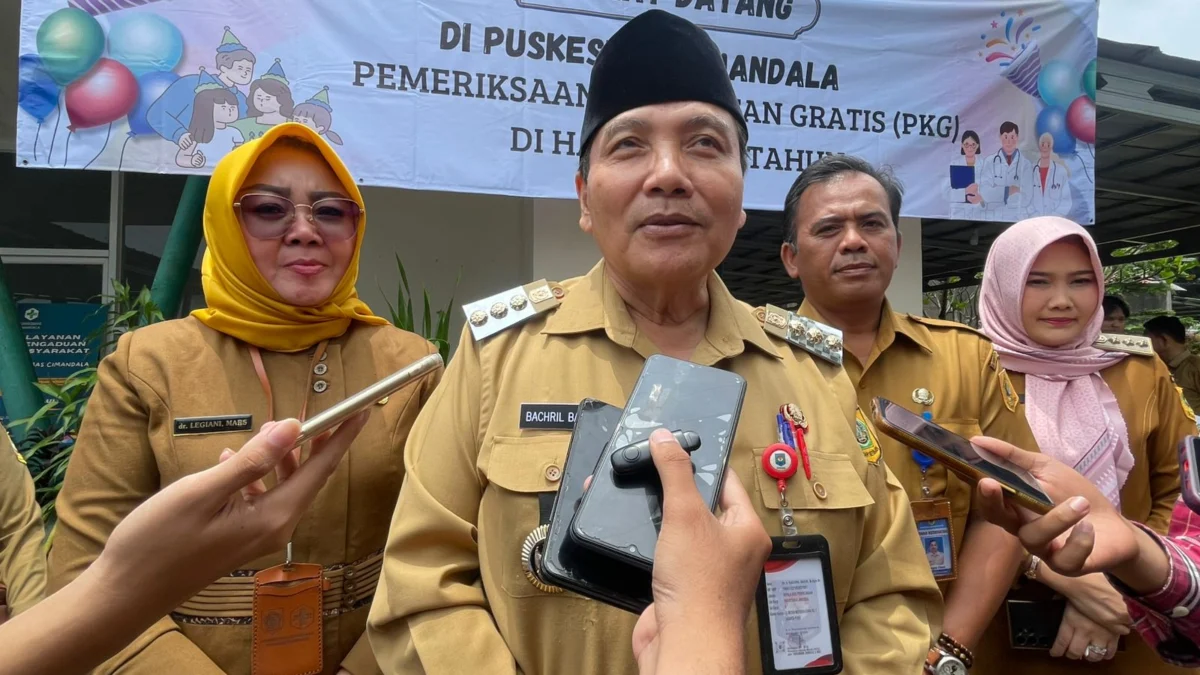 Pj Bupati Bogor saat memberikan tanggapan kepada wartawan seusai meninjau pelaksanaan pemeriksaan kesehatan gratis di Puskesmas Cimandala, Sukaraja, Kabupaten Bogor, pada Senin (10/2). Foto : Regi