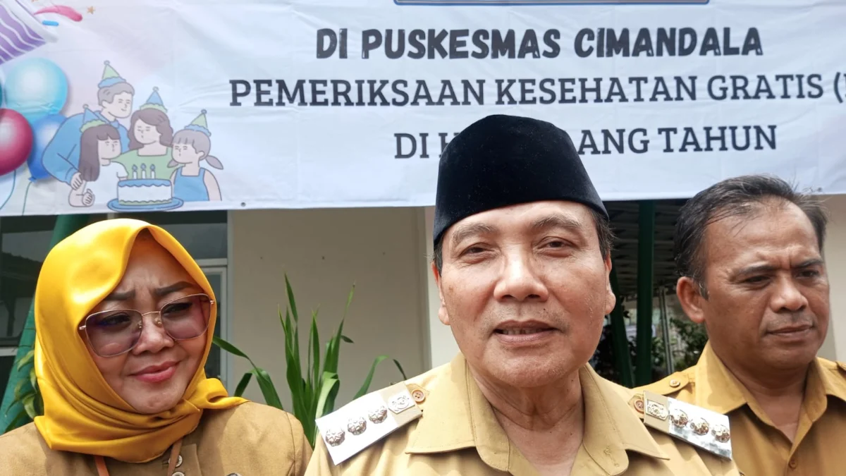 Pj Bupati Bogor Bachril Bakri saat memberikan tanggapan kepada awak media seusai meninjau pemeriksaan kesehatan gratis di Puskesmas Cimandala, Sukaraja, Kabupaten Bogor, pada Senin (10/2). Foto : Regi