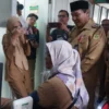 Pj Bupati Bogor, Bachril Bakri saat meninjau pemeriksaan kesehatan gratis di Puskesmas Cimandala, Sukaraja, pada Senin (10/2). Foto : Regi