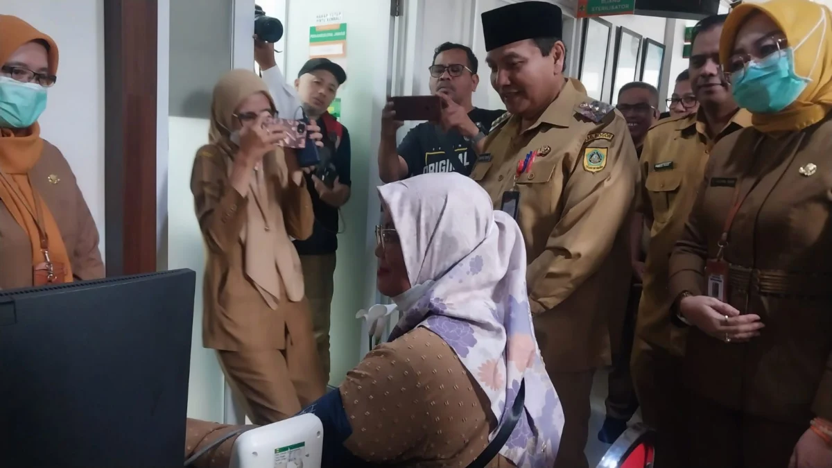 Pj Bupati Bogor, Bachril Bakri saat meninjau pemeriksaan kesehatan gratis di Puskesmas Cimandala, Sukaraja, pada Senin (10/2). Foto : Regi