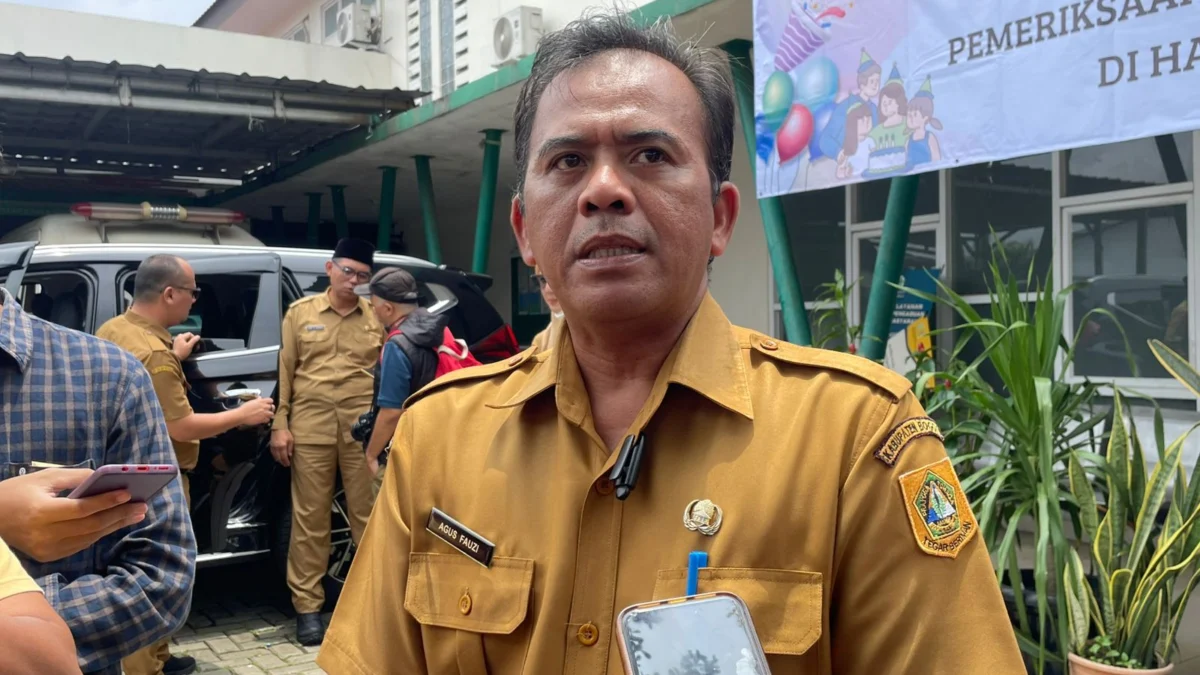 Plt Kadinkes Kabupaten Bogor, Agus Fauzi saat memberikan tanggapan kepada awak media di Puskesmas Cimandala, Sukaraja, Kabupaten Bogor, pada Senin (10/2). Foto : Regi