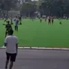Viral Lapangan Upakarti yang berada di Komplek Pemkab Bandung, Soreang, saat digunakan oleh masyarakat padahal masih dalam tahap perbaikan. Foto Dok Tiktok Elskhoer