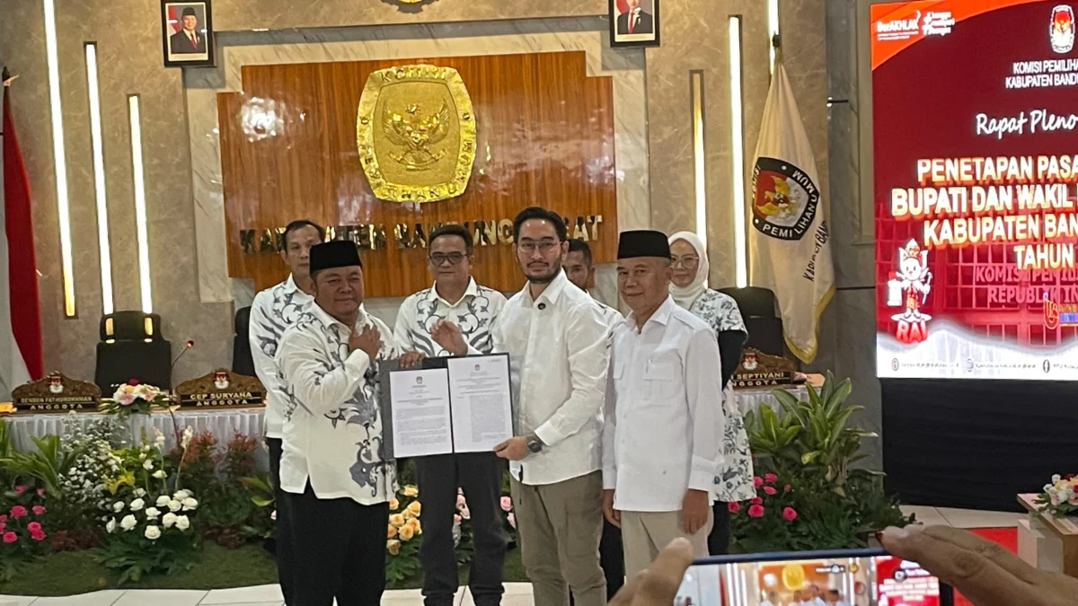 Bupati dan Wakil Bupati Bandung Barat terpilih Jeje Ritchie Ismail-Asep Ismail usai menerima SK penetapan di Kantor KPU Bandung Barat. Dok Jabar Ekspres/wit