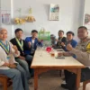 Kasatlantas Polres Pangandaran, AKP Asep Nugraha (kanan) saat bersilaturahmi dengan Pergerakan Mahasiswa Islam Indonesia (PMII) Komisariat STITNU Al Farabi Pangandaran belum lama ini. (Istimewa)
