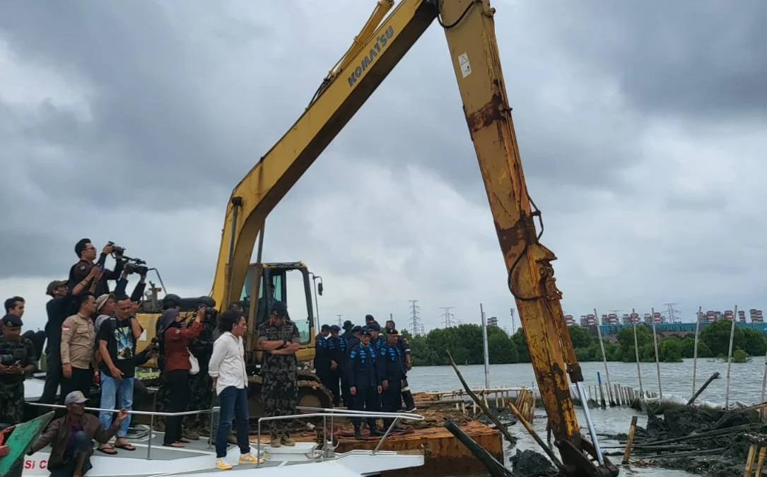 Akui Langgar KKPRL, PT TRPN Mulai Bongkar Pagar Laut Bekasi Pembongkaran pagar laut di Kabupaten Bekasi.(ist)