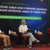 Kepala Dinas Penanaman Modal dan Pelayanan Terpadu Satu Pintu (DPMPTSP) Jawa Barat Nining Yuliastiani (tengah) saat menjabarkan realisasi investasi Jabar, Selasa (11/2). (Jabar Ekspres)