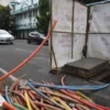 Sejumlah pengendara melintas di dekat proyek galian ducting di Jalan Asia Afrika, Kota Bandung, Jum'at (7/2). Foto: Dimas Rachmatsyah / Jabar Ekspres