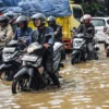 Ilustrasi Banjir Hadang Pengendara di Jalan (Foto: Dimas/Jabar Ekspres)