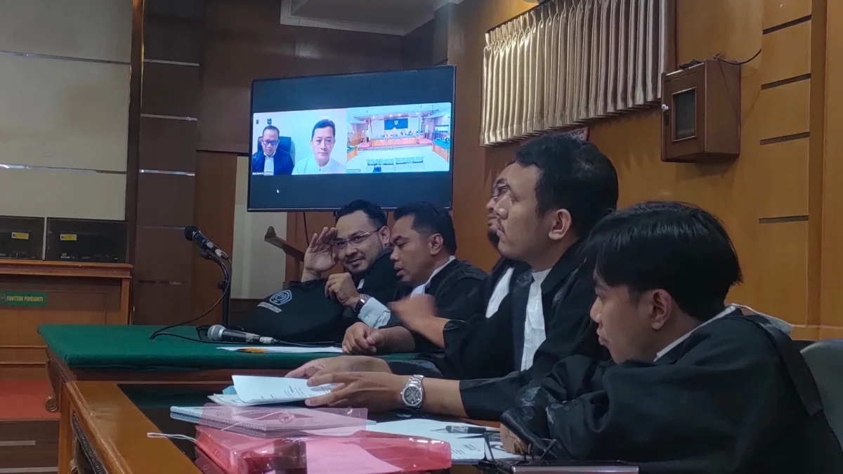 Dok. Mantan Sekda Kota Bandung, Ema Sumarna saat jalani sidang perdana atas kasus dugaan korupsi Bandung Smart City secara online. Selasa (11/2). Foto. Sandi Nugraha / Jabar Ekspres