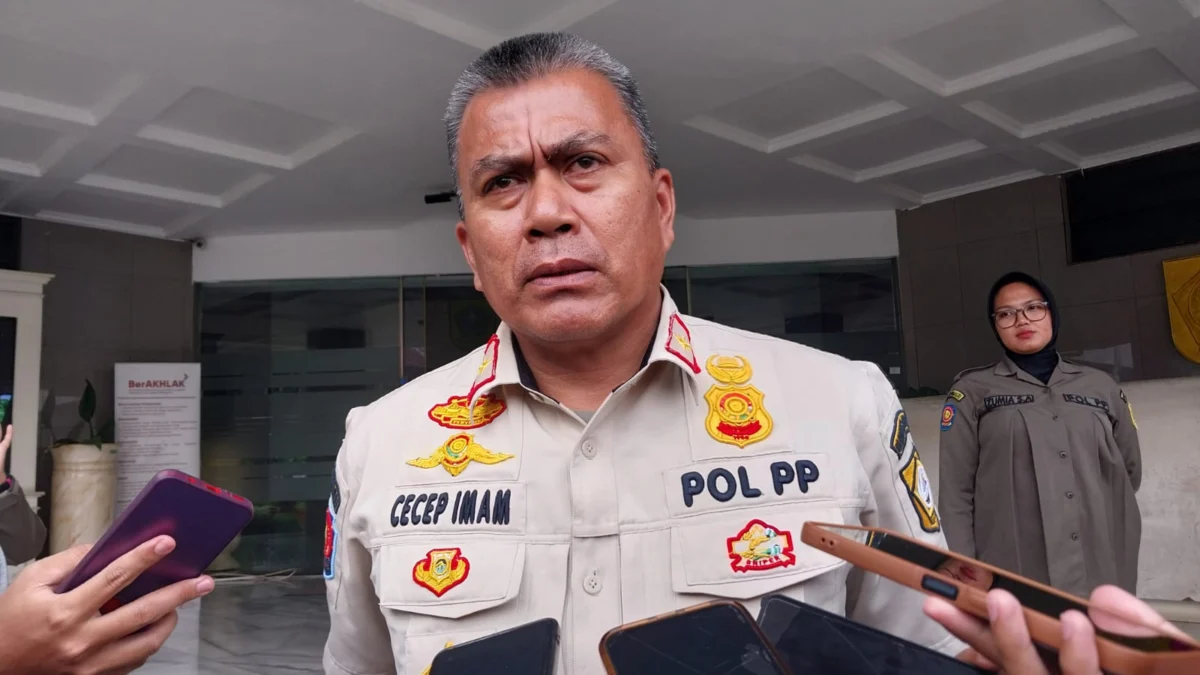 Kasatpol PP Kabupaten Bogor, Cecep Imam Nagarasid saat memberikan keterangan kepada awak media di Kompleks Kantor Bupati, Cibinong, Kabupaten Bogor, pada Selasa (11/2). Foto : Regi / Jabar Ekspres