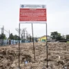 Plang tanda penyegelan terpasang di Tempat Pembuangan Sampah (TPS) sementara Pasar Induk Caringin, Kota Bandung, Selasa (11/2). Foto: Dimas Rachmatsyah / Jabar Ekspres