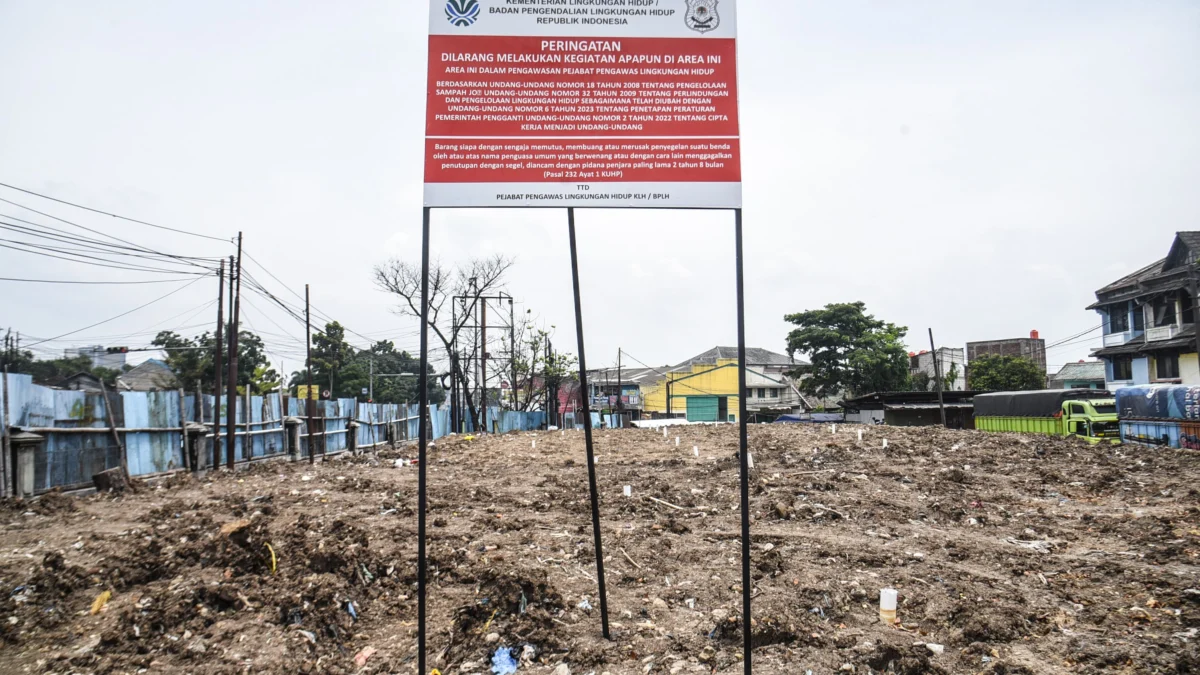 Plang tanda penyegelan terpasang di Tempat Pembuangan Sampah (TPS) sementara Pasar Induk Caringin, Kota Bandung, Selasa (11/2). Foto: Dimas Rachmatsyah / Jabar Ekspres