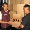 Satres Narkoba Polresta Bandung menggelar operasi penyakit masyarakat (pekat) cipta kondisi di Kecamatan Soreang, Kabupaten Bandung. Dalam operasi ini berhasil mengamankan ribuan botol minuman keras berbagai merk dari seorang penjual pria berinisial K (40). Foto Istimewa