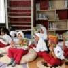 Siswa-Siswi di Sekolah Dasar (SD) Kecamatan Cipatat, Bandung Barat tengah membaca buku. Dok Jabar Ekspres/Suwitno/