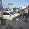 Ist. Sebuah minibus berjenis Toyota Avanza terlibat kecelakaan di Jl. Dr. Djunjunan, Pasteur, Kota Bandung, Rabu (12/2). Foto Unit Gakkum Satlantas Polrestabes Bandung.