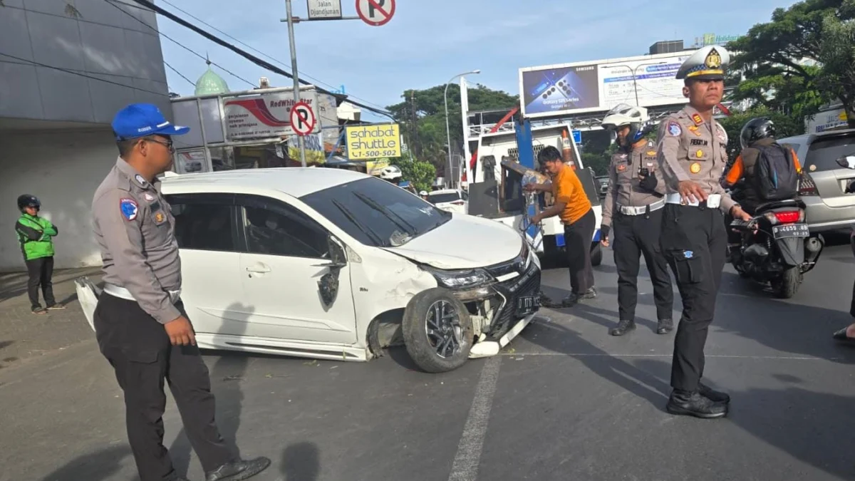 Ist. Sebuah minibus berjenis Toyota Avanza terlibat kecelakaan di Jl. Dr. Djunjunan, Pasteur, Kota Bandung, Rabu (12/2). Foto Unit Gakkum Satlantas Polrestabes Bandung.