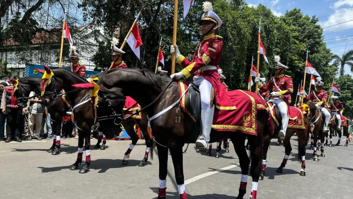 75 Pasukan Berkuda saat menyambut ketibaan Presiden Turki, Recep Tayyip Erdogan di Gerbang Utama Istana Kepresidenan Bogor, Rabu (12/2). (Yudha Prananda / Jabar Ekspres)