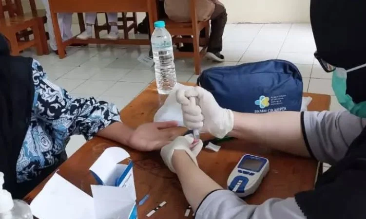 Masyarakat Bandung Barat tengah memeriksakan kesehatannya di Puskesmas Ngamprah. Dok Dinkes Bandung Barat