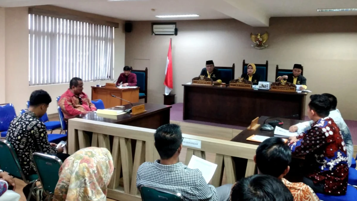 Sidang aduan antara Demi Hamzah Rahadian dengan KPU Kota Kabupaten Tasikmalaya di Komisi Informasi Jabar, Rabu (12/2)