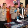 Polres Ciamis berhasil mengungkap jaringan kasus penyalahgunaan narkoba, Rabu 12 Februari 2025. Dalam operasi ini, sebanyak 35 orang tersangka diamankan, 13 tersangka di antaranya berperan sebagai pengedar dan 22 pengguna. (Cecep Herdi/Jabar Ekspres)