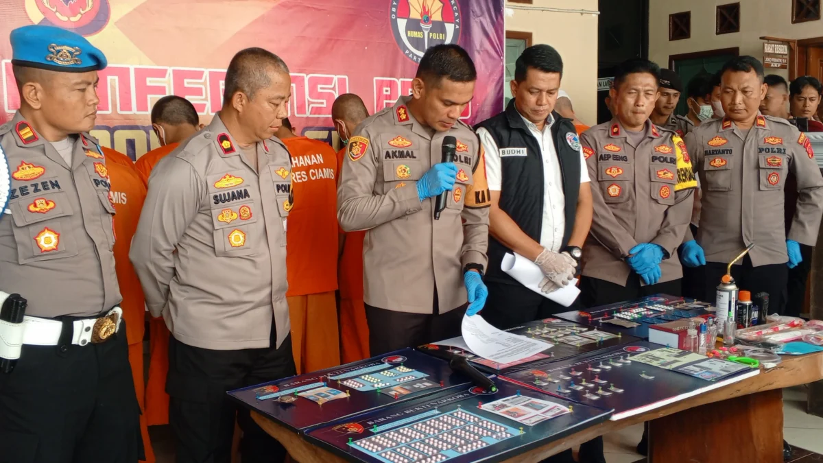 Polres Ciamis berhasil mengungkap jaringan kasus penyalahgunaan narkoba, Rabu 12 Februari 2025. Dalam operasi ini, sebanyak 35 orang tersangka diamankan, 13 tersangka di antaranya berperan sebagai pengedar dan 22 pengguna. (Cecep Herdi/Jabar Ekspres)