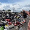 Sampah di UPT Kebersihan Jalan Gedong Lima Padalarang, Bandung Barat semakin menumpuk. Dok Jabar Ekspres/wit