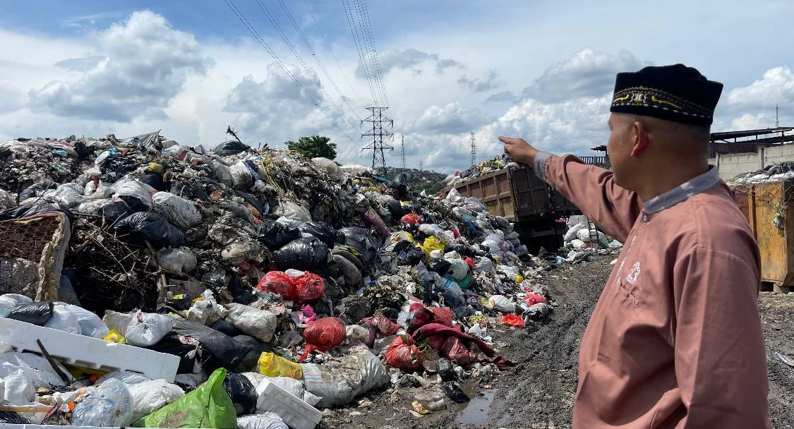 Sampah di UPT Kebersihan Jalan Gedong Lima Padalarang, Bandung Barat semakin menumpuk. Dok Jabar Ekspres/wit