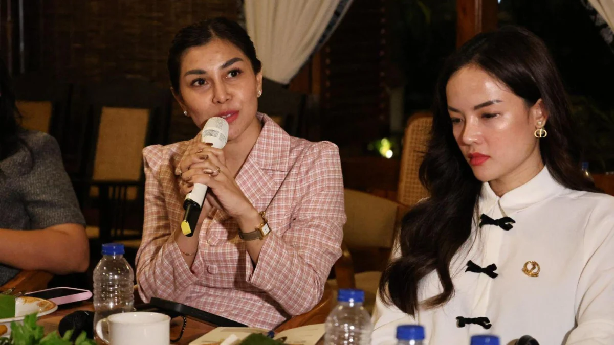 Anggota Komisi V DPRD Jabar Nisya Ahmad (kiri) saat silaturahmi ke kediaman Dedi Mulyadi di Lembur Pakuan Subang.
