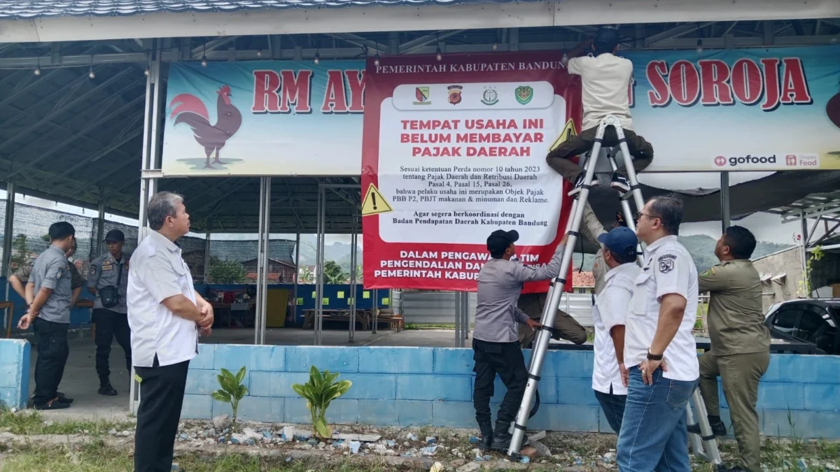 Bapenda Kabupaten Bandung Pasang Spanduk Peringatan di Tiga Tempat Usaha Nakal yang Tak Bayar Pajak Pemerintah Kabupaten Bandung, mengambil langkah tegas dengan memasang spanduk peringatan di tiga tempat usaha yang tidak memenuhi kewajiban pajak. Foto IstimewaPemerintah Kabupaten Bandung, mengambil langkah tegas dengan memasang spanduk peringatan di tiga tempat usaha yang tidak memenuhi kewajiban pajak. Foto Istimewa