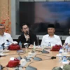 Tim transisi Bupati dan Wakil Bupati Bandung Barat terpilih, Jeje Ritchie Ismail - Asep Ismail menggelar rapat perdana dengan Pj Bupati Bandung Barat, Ade Zakir. Rabu (12/2). Dok Jabar Ekspres/wit