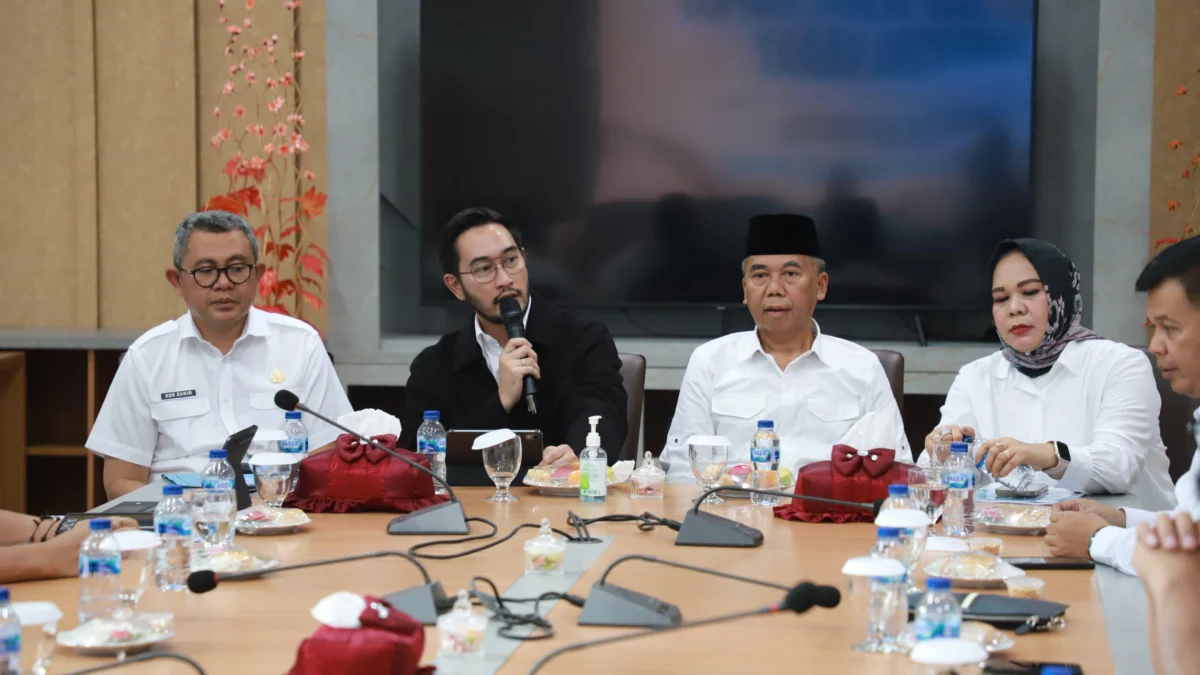Tim transisi Bupati dan Wakil Bupati Bandung Barat terpilih, Jeje Ritchie Ismail - Asep Ismail menggelar rapat perdana dengan Pj Bupati Bandung Barat, Ade Zakir. Rabu (12/2). Dok Jabar Ekspres/wit