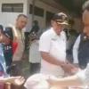 Anggota DPRD Sumedang sekaligus Ketua Fraksi Golkar, Asep Kurnia (kanan) saat memborong sayur di kegiatan GPM untuk dibagikan ke warga di Kecamatan Cimanggung. (Yanuar/Jabar Ekspres)