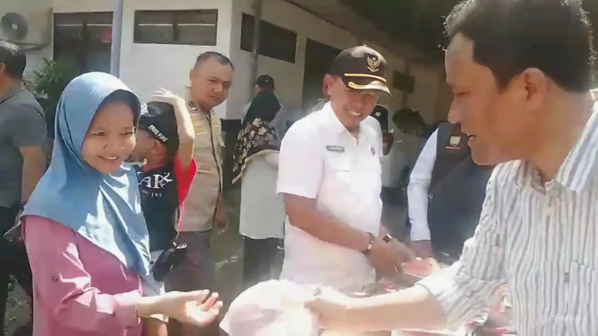 Anggota DPRD Sumedang sekaligus Ketua Fraksi Golkar, Asep Kurnia (kanan) saat memborong sayur di kegiatan GPM untuk dibagikan ke warga di Kecamatan Cimanggung. (Yanuar/Jabar Ekspres)