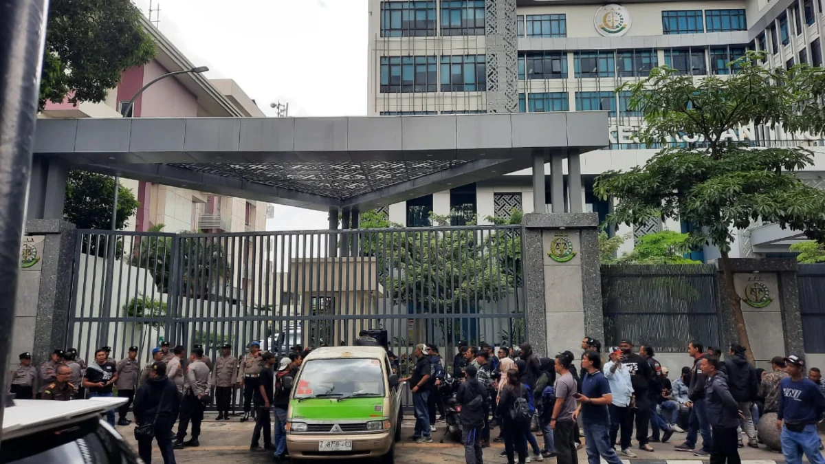 Gelar Aksi di Depan Kejati Jabar, Ratusan Masyarakat Minta Usut Kasus Ini Gelar Aksi di Depan Kejati Jabar, Ratusan Masyarakat Minta Usut Kasus Ini