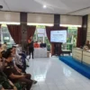 Kepala Pelaksana (Kalak) BPBD Kota Cimahi, Fithriandy Kurniawan saat Sosialisasikan Mitigasi Bencana pada Teman Tuli di Cimahi. (Mong / Jabar Ekspres)