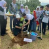 Menteri Lingkungan Hidup Hanif Faisol Nurofiq bersama Pj Bupati Bogor Bachril Bakri saat menanam pohon sukun di SMAN 1 Sukaraja, Kabupaten Bogor, pada Kamis (13/2). Foto : Regi / Jabar Ekspres
