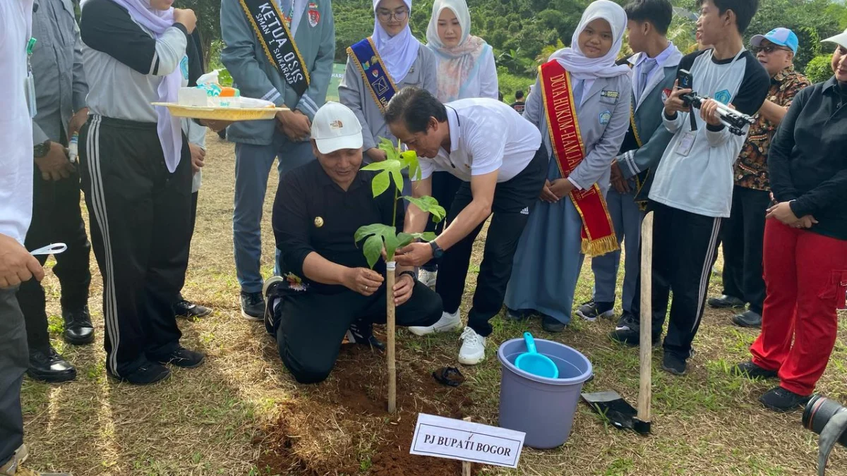 Menteri Lingkungan Hidup Hanif Faisol Nurofiq bersama Pj Bupati Bogor Bachril Bakri saat menanam pohon sukun di SMAN 1 Sukaraja, Kabupaten Bogor, pada Kamis (13/2). Foto : Regi / Jabar Ekspres