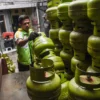 Petugas menurunkan gas LPG 3 Kg di Pangkalan beberapa waktu lalu. Foto: Dimas Rachmatsyah / Jabar Ekspres