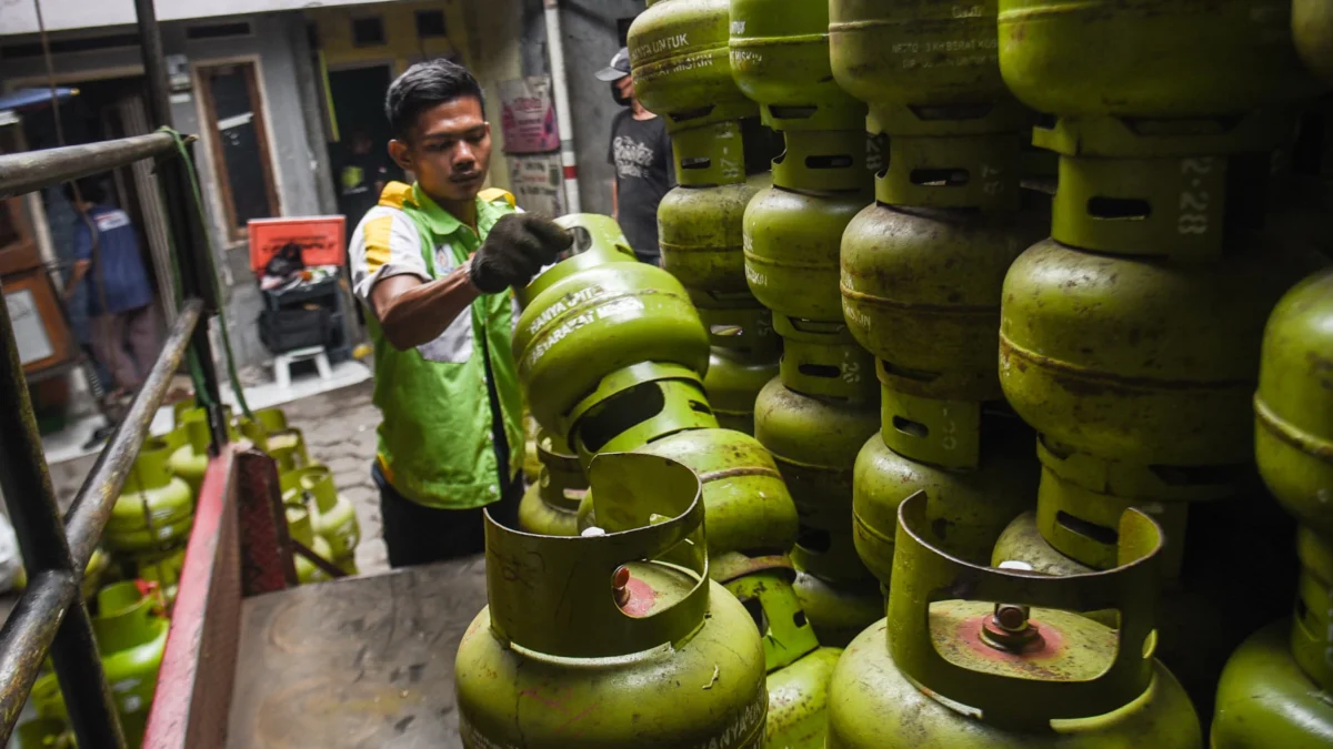 Meski Sejumlah Komoditas Alami Kenaikan, Disdagkoperin Pastikan Stok LPG Aman Jelang Ramadhan Petugas menurunkan gas LPG 3 Kg di Pangkalan beberapa waktu lalu. Foto: Dimas Rachmatsyah / Jabar Ekspres
