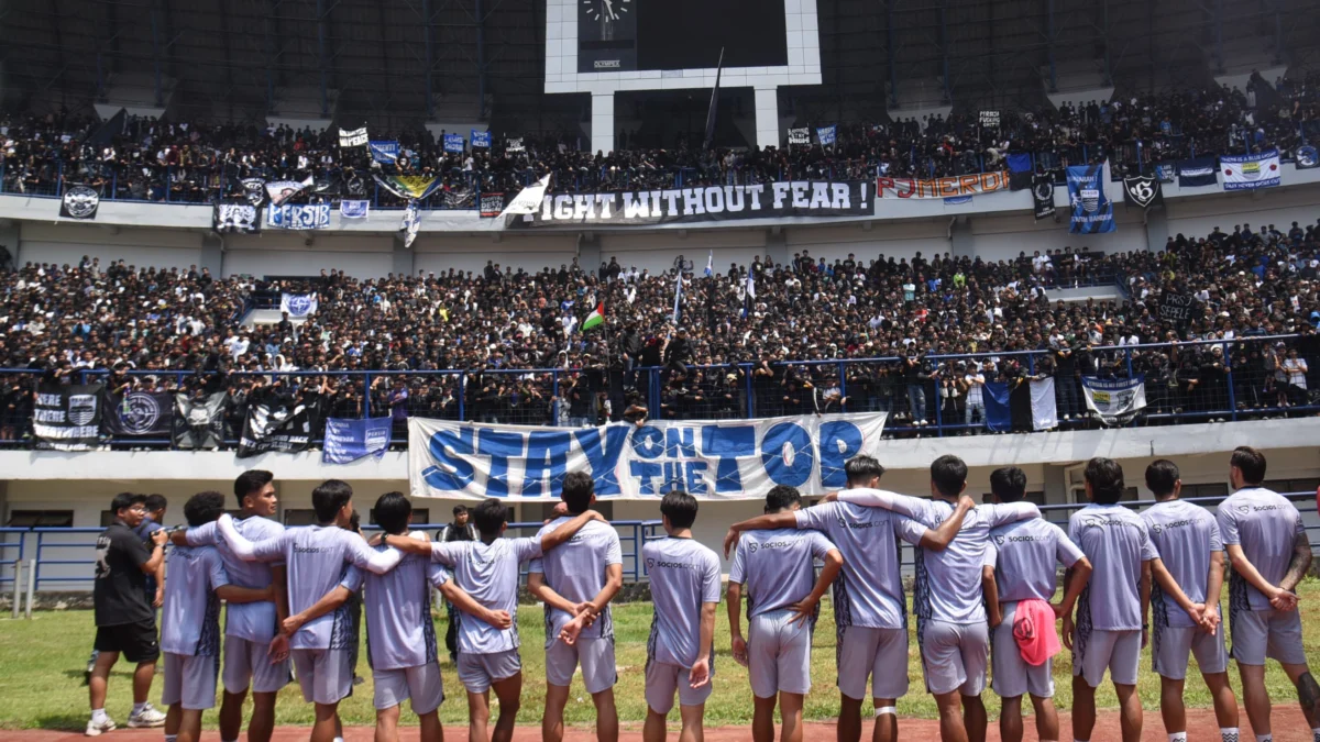 Dok. Ribuan bobotoh berikan dukungan kepada para pemain Persib Bandung jelang laga melawan Persija Jakarta di Stadion Gelora Bandung Lautan (GBLA), Kamis (13/2). Foto: Dimas Rachmatsyah / Jabar Ekspres.